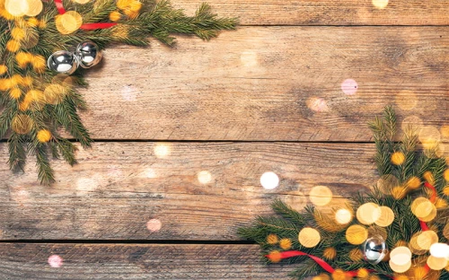 Świąteczne tło dla psa na deskach z choinką bokeh FLAT LAY DSW016